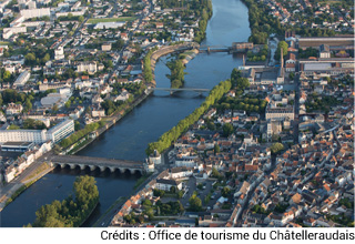 Vue aérienne de Châtellerault et du quartier de Châteauneuf - Office de tourisme du Châtelleraudais